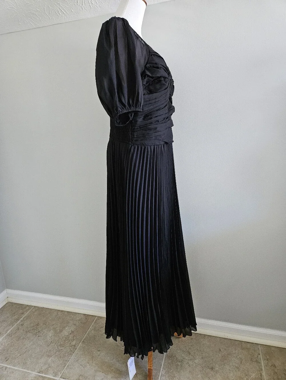Abercrombie & Fitch | Elegant Black Pleated Maxi Dress with Puff Sleeves